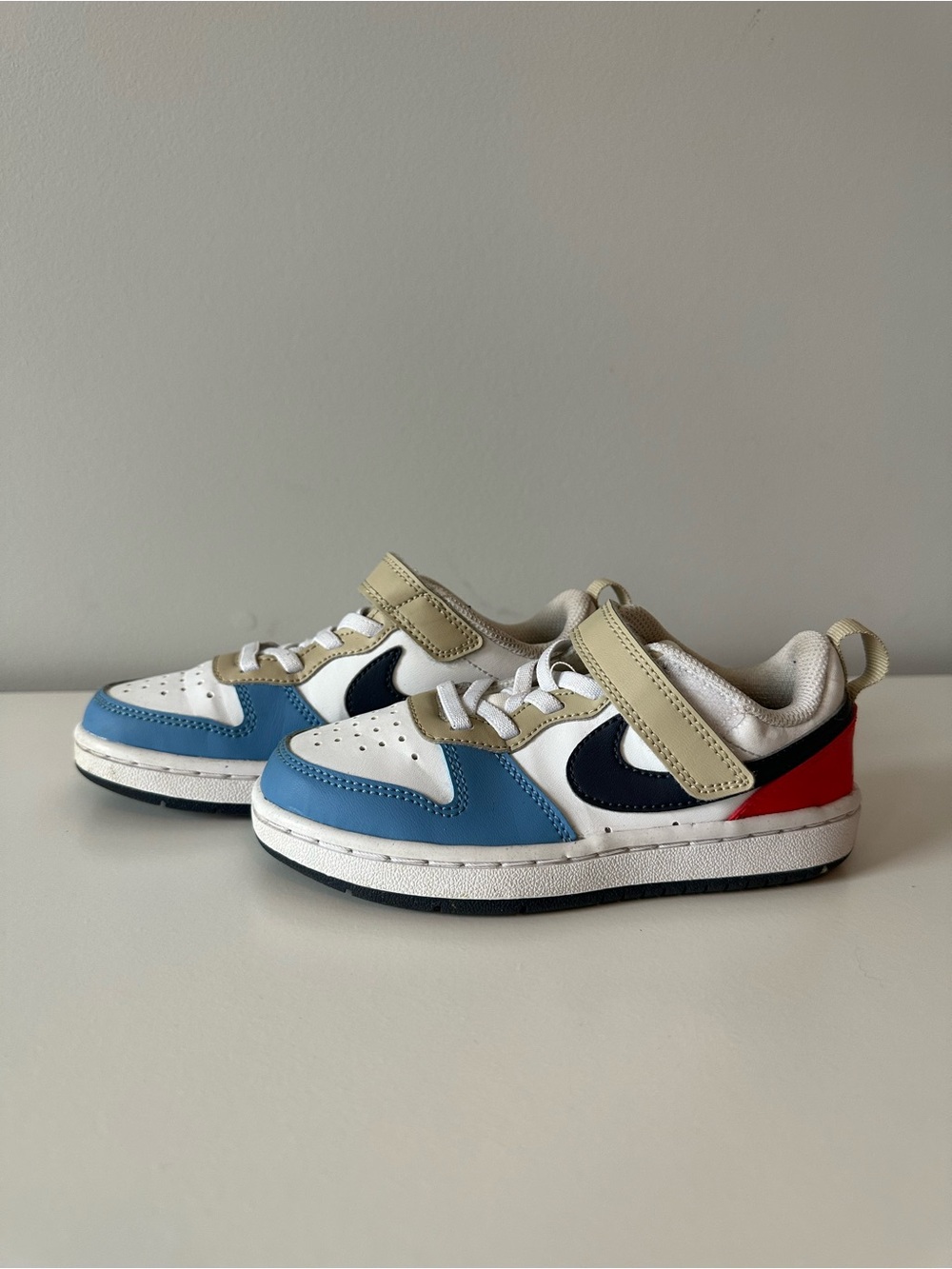 Nike Kids Low-Top Sneakers in White, Blue, Navy & Red